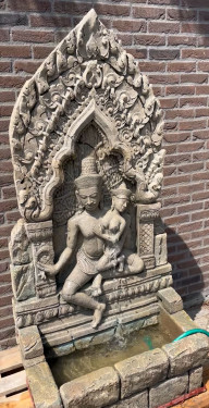 Khmer tuinornament met stromend water Harihara met Boeddha