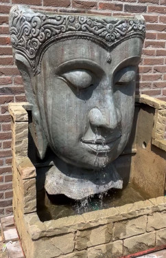 Groot tuin ornament met hoofd van Thaise Boeddha