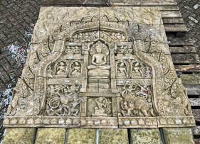 Heel groot muurornament met Boeddha in Prieel.