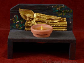 Handgemaakte en beschilderde houten kandelaar met dinsdag Boeddha