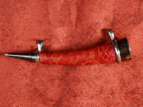 Tibetaanse Hoorn Hanger Appel Koraal en Zilver 925