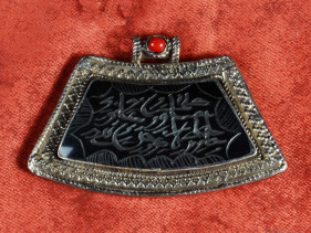 Hanger talisman met Arabische gravure en onyx