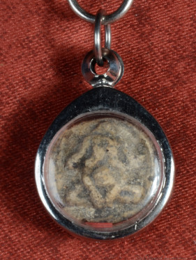 Phra Pidta amulet – oude rituele klei met kruiden