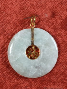 Jade hanger met verguld Fu-teken.(福)