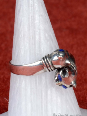 Zilveren ring met dubbele kattekoppen en blauwe ogen