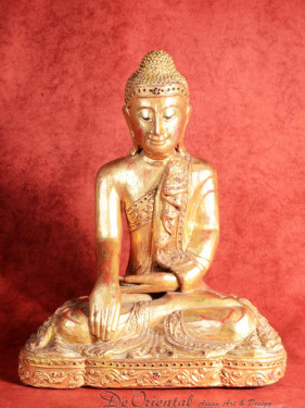 Grote met bladgoud bedekt beeld van een Mandalay Boeddha