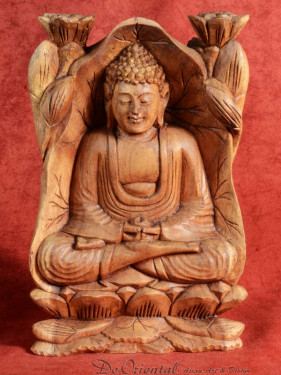 Houtsnijwerk van Boeddha in Dhynana Mudra