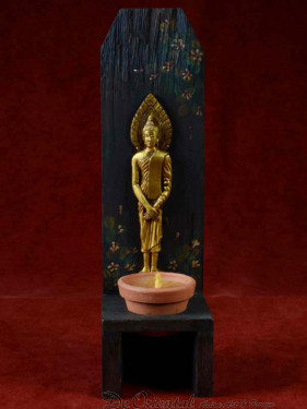 Handgemaakte en beschilderde houten kandelaar met zondag Boeddha