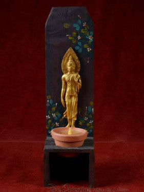 Handgemaakte en beschilderde houten kandelaar met maandag Boeddha