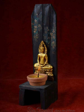 Handgemaakte en beschilderde houten kandelaar met donderdag Boeddha