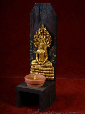 Handgemaakte en beschilderde houten kandelaar met zaterdag Boeddha