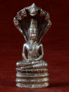 Boeddha miniatuur met Naga. Boeddha voor zaterdag vernikkeld
