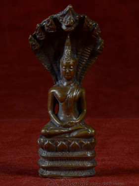 Boeddha miniatuur met Naga. Boeddha voor zaterdag brons
