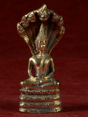Boeddha miniatuur met Naga. Boeddha voor zaterdag messing
