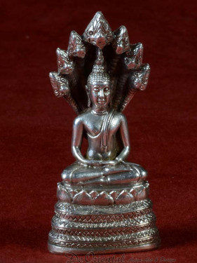 Boeddha miniatuur met Naga. Boeddha voor zaterdag vernikkeld
