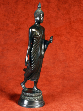 Gautama Boeddha in wandelhouding (1966)