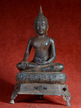 Boeddha brons in bhumiparsa mudra pose