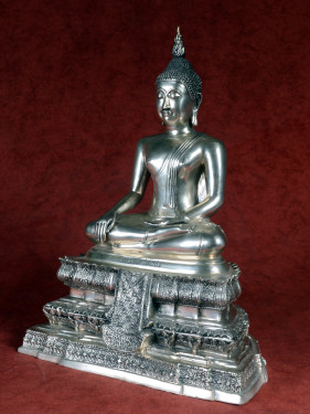 Zittende Boeddha in Maravijaya-houding, zilverkleurig