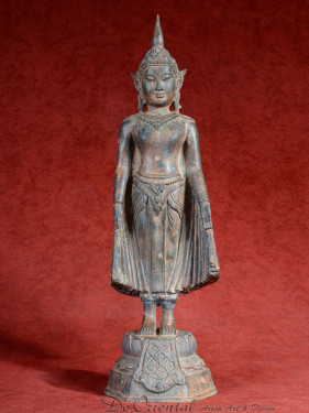 Boeddha staand in Varada mudra, brons.