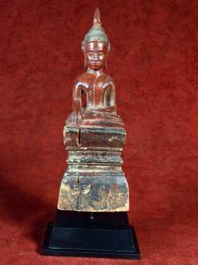 Boeddhabeeld hout – rode lak, gelaagde sokkel