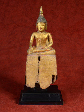 Verguld houten Boeddhabeeld met inscripties sokkel