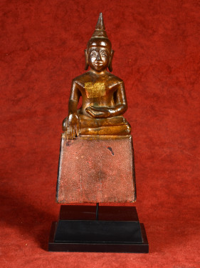 Verguld houten Boeddhabeeld op rode sokkel