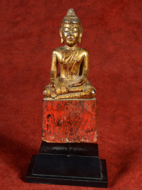 Boeddhabeeld met rode sokkel en vergulde laklaag