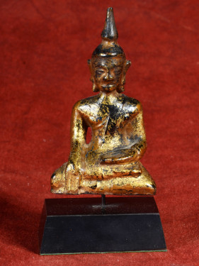Goudgelakt Houten Boeddhabeeld in Bhumisparsa Mudra