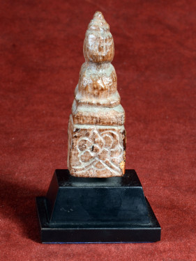 Miniatuur Boeddhabeeld met goudfolie op zwarte sokkel