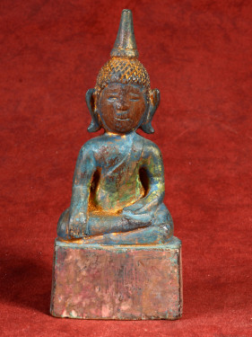 Kleurrijk houten Boeddhabeeld met bladgoudresten