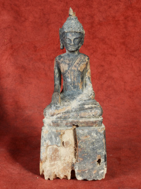 Verweerd houten Boeddhabeeld in Bhumisparsha mudra