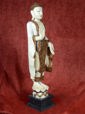 Staand Boeddhabeeld wit 88cm met ingelegde decoratie