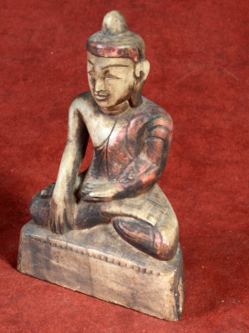 Albasten Boeddhabeeld met rode restkleuren – Birma