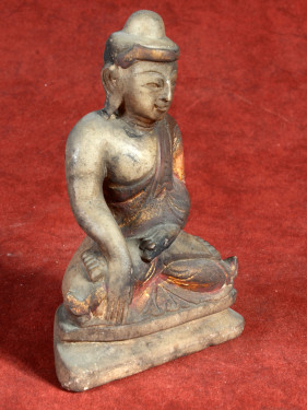 Albasten Boeddha met patina en pigmentresten – Birma