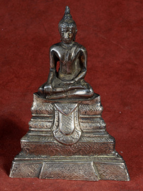 Verzilverd beeldje van Boeddha op lotus troon