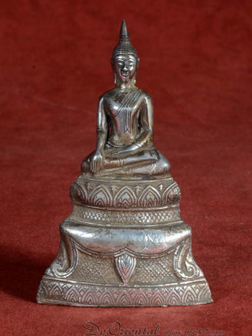 Boeddha op lotustroon verzilverd