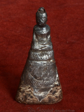 Antiek altaarbeeldje met Boeddha en zilverfolie