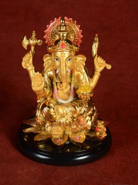Rijkelijk gedetaileerd Gouden Ganesha Beeldje in Polyresin