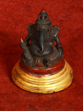 Oud Ganesha Beeldje met Goudrode Sokkel