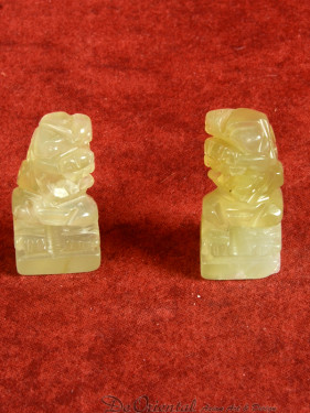 Set van twee Chinese Pixiu beeldjes in geel-groene jade