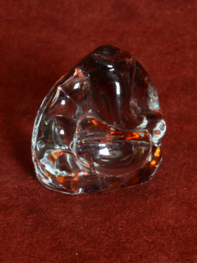 Glazen Boeddha – abstracte meditatiefiguur