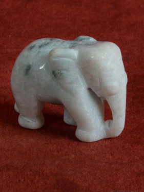 Handgesneden jade olifant – symbool van geluk en kracht