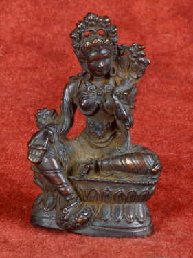 Zittende bronzen Groene Tara in koninklijke houding