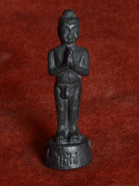 Ai Khai beeldje in gebedshouding – massief brons