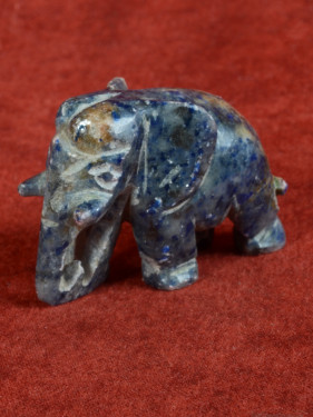 Handgesneden lapis-lazuli olifant – symbool van geluk en kracht