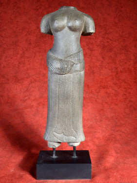 Khmer Sandstone Torso van de Godin Uma, Angkor Stijl