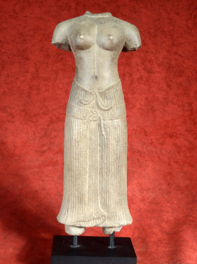 Khmer Sandstone Torso van een godin in Baphuon Stijl