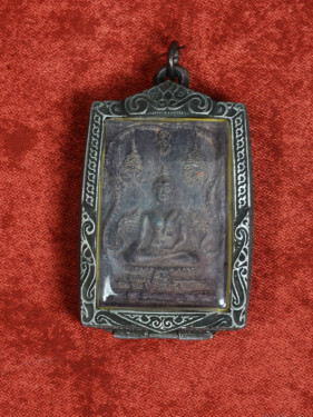 Phra Wat Chinoros amulet 1969 in verzilverde houder
