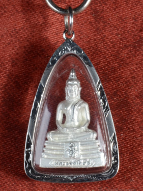 Zilveren Phra Kring Boeddha Amulet in luxe hanger