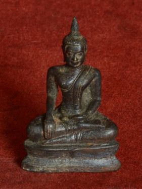 Sukhothai Boeddha-amulet – Bhumisparsha in brons